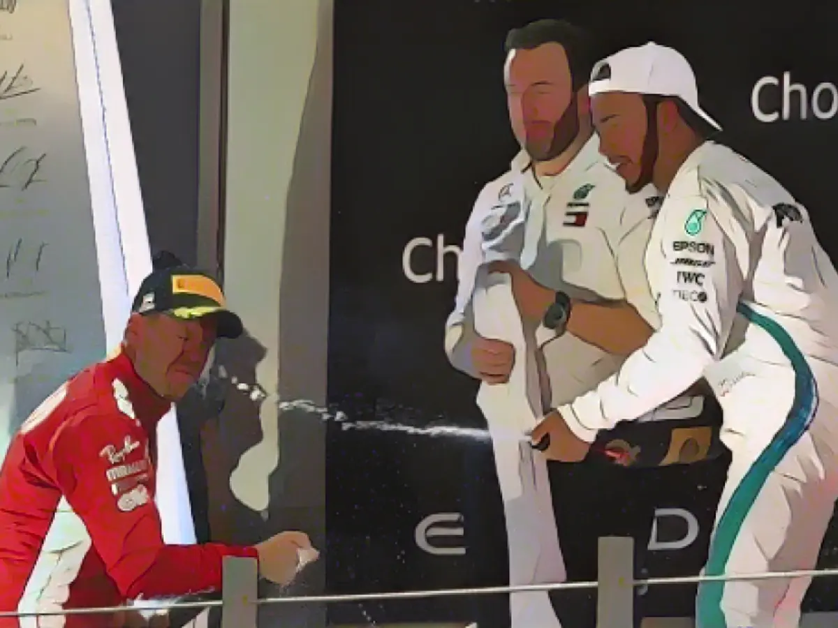 Lewis Hamilton versprühte Champagner über dem Zweitplatzierten Sebastian Vettel, nachdem er das Saisonabschlussrennen in Abu Dhabi gewonnen hatte, seine elfte Titelgewinnsaison.