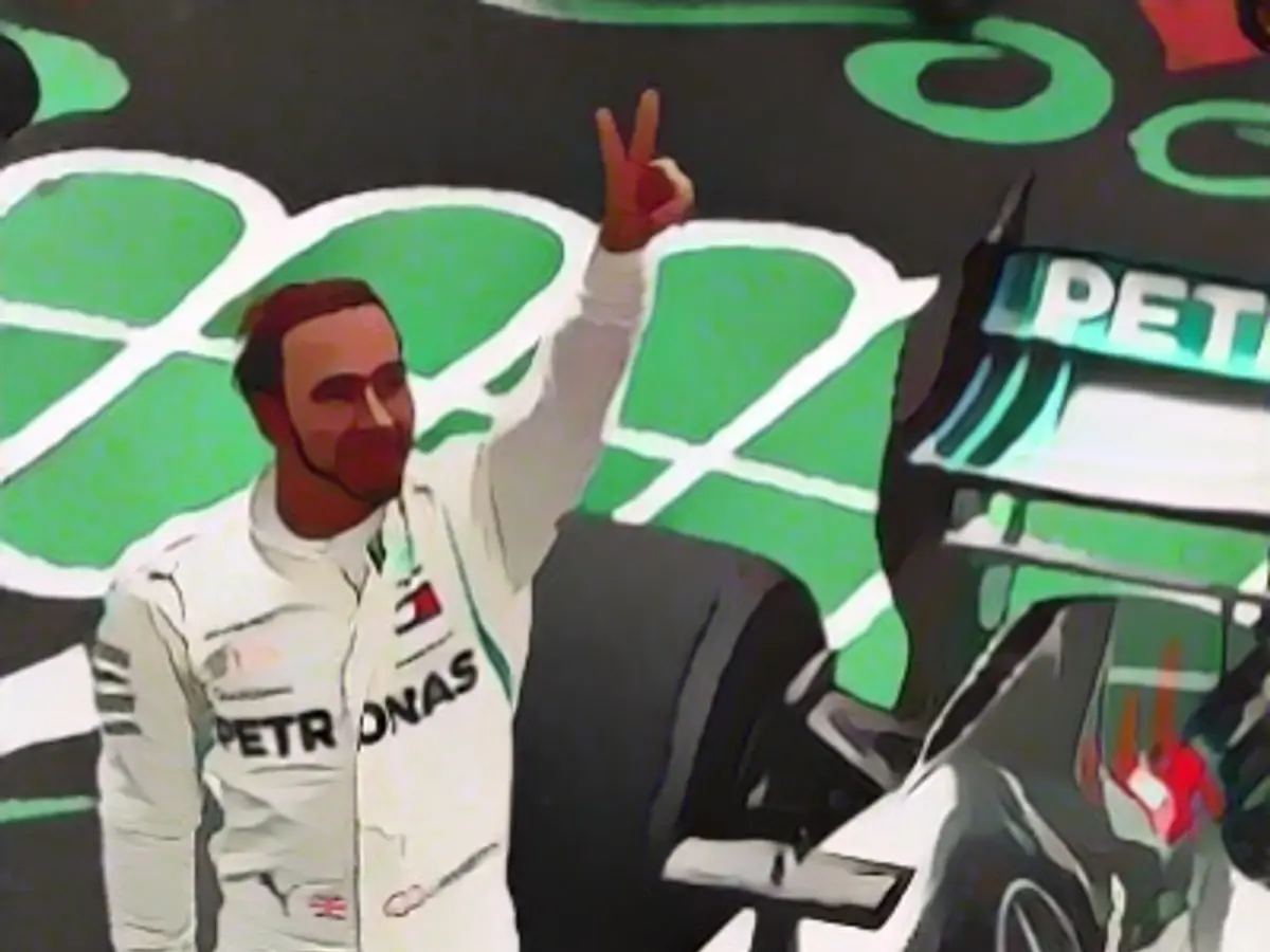 Льюис Хэмилтон наслаждается моментом после завоевания своего пятого титула чемпиона мира Формулы-1, заняв четвертое место после Макса Ферстаппена на Гран-при Мексики.