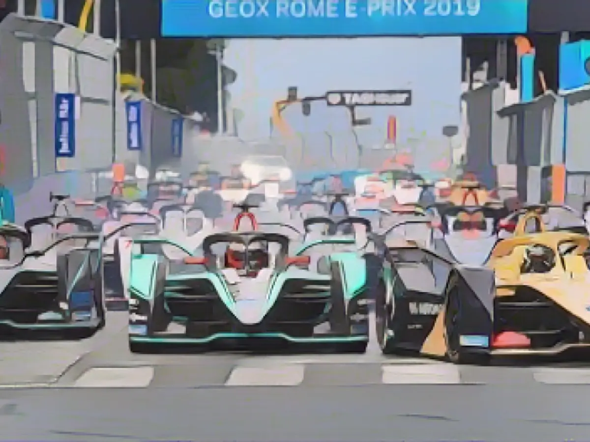 Гонщики входят в первый поворот на старте Rome E-Prix.