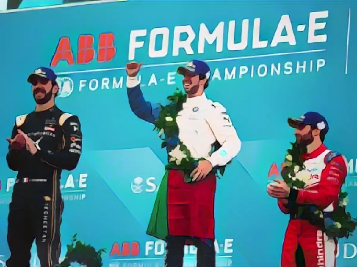 Сезон начался в Ад-Дирии (Саудовская Аравия) с захватывающего старта: португальский гонщик Антониу Феликс да Кошта опередил Жана-Эрика Вернье и Жерома д'Амброзио и одержал вторую победу в Формуле E в своей карьере.