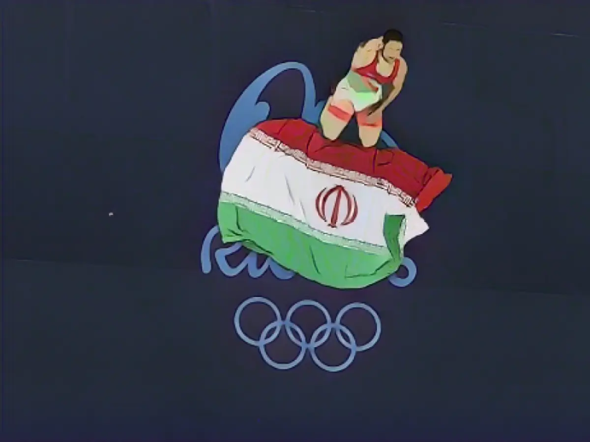 Иранский спортсмен Саид Морад Абдвали радуется завоеванной бронзовой медали в соревнованиях по греко-римской борьбе в весовой категории до 75 кг.