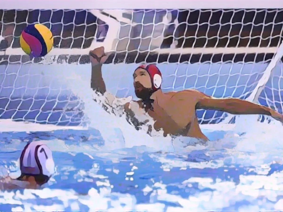 Вратарь сборной США Меррилл Мозес спасает от броска игрока сборной Италии во время матча предварительного раунда мужского турнира по водному поло. Американцы выиграли со счетом 10:7.
