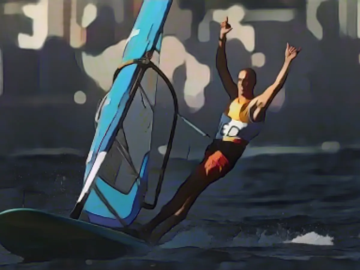 Dorian van Rijsselberghe aus den Niederlanden feiert den Gesamtsieg in der RS:X-Windsurf-Kategorie der Männer.