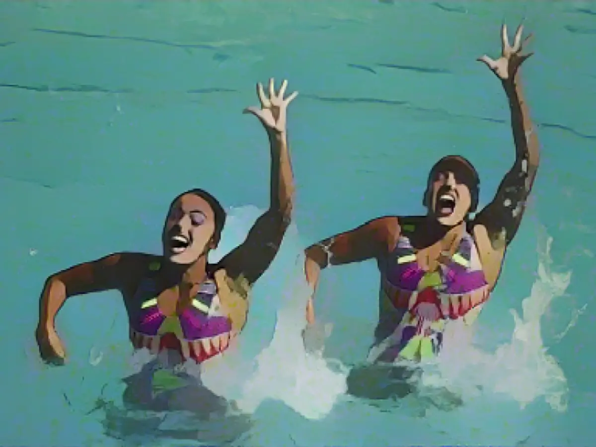 Колумбийский дуэт синхронисток Эстефания Альварес Пьедрахита и Моника Сарай Аранго Эстрада выступают во время предварительных соревнований по синхронному плаванию в вольной программе.