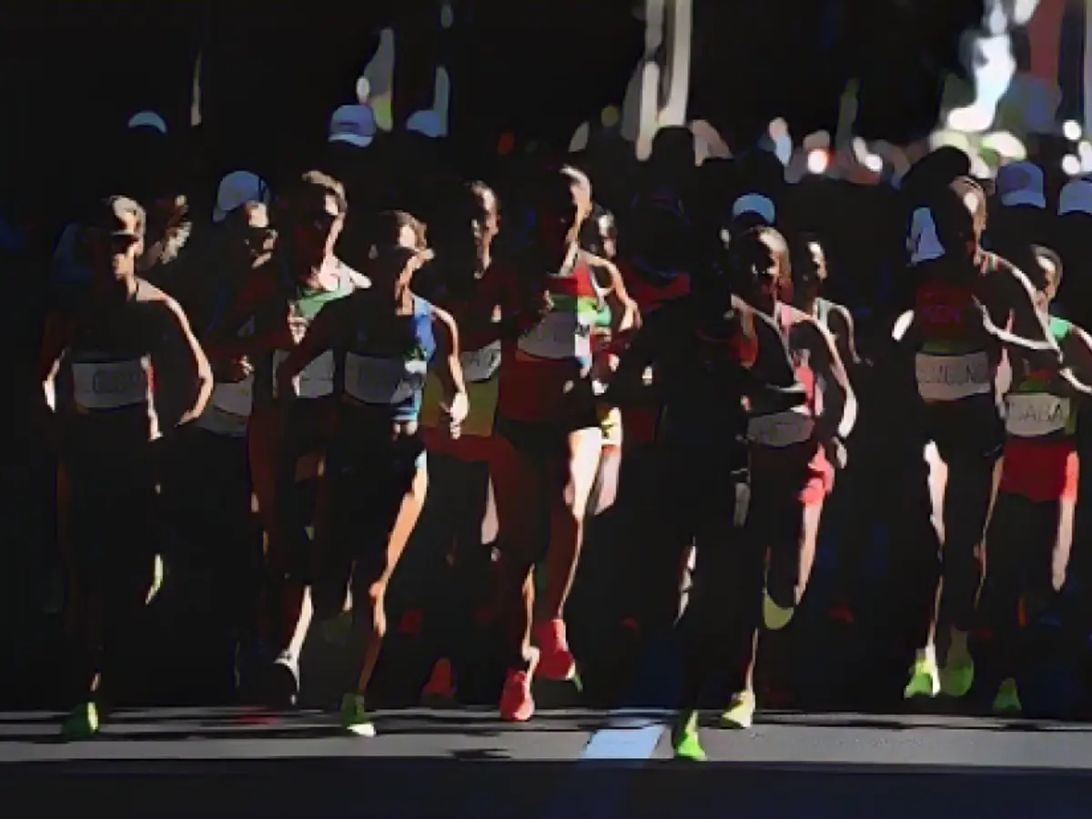 Бегуны соревнуются в женском марафоне в 9-й день Олимпийских игр 2016 года в Рио-де-Жанейро в воскресенье, 14 августа.