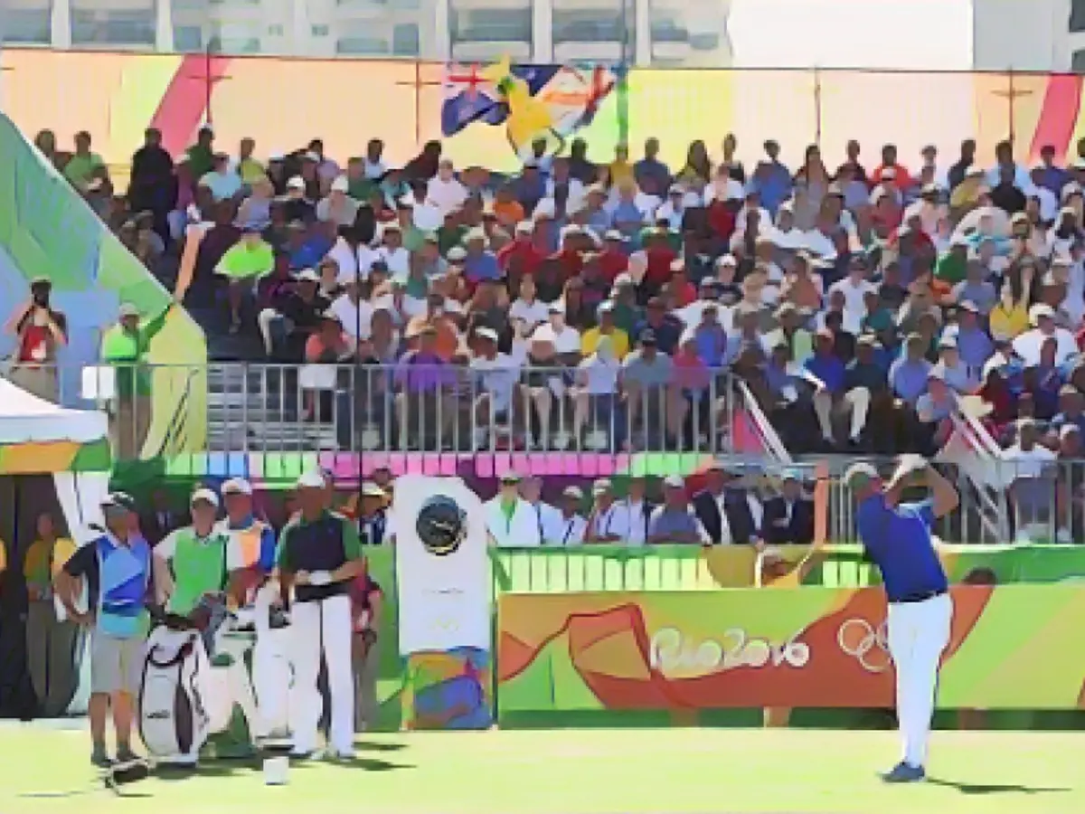 Der Finne Mikko Ilonen schlägt seinen Schlag auf dem ersten Abschlag des Olympic Golf Course.