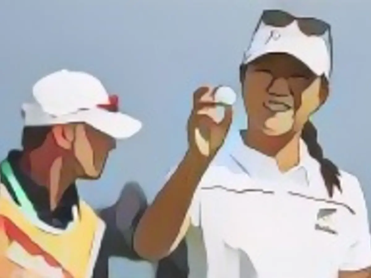 Die Neuseeländerin Lydia Ko posiert mit dem Golfball, mit dem sie in Rio de Janeiro ein Hole-in-One erzielte.