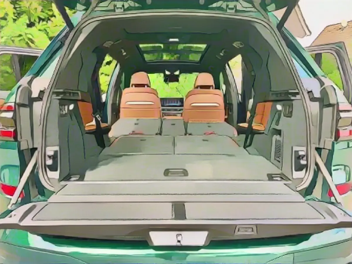 When all the seats are folded down, the XB7 becomes a loading pro with a trunk capacity of a whopping 2120 liters.