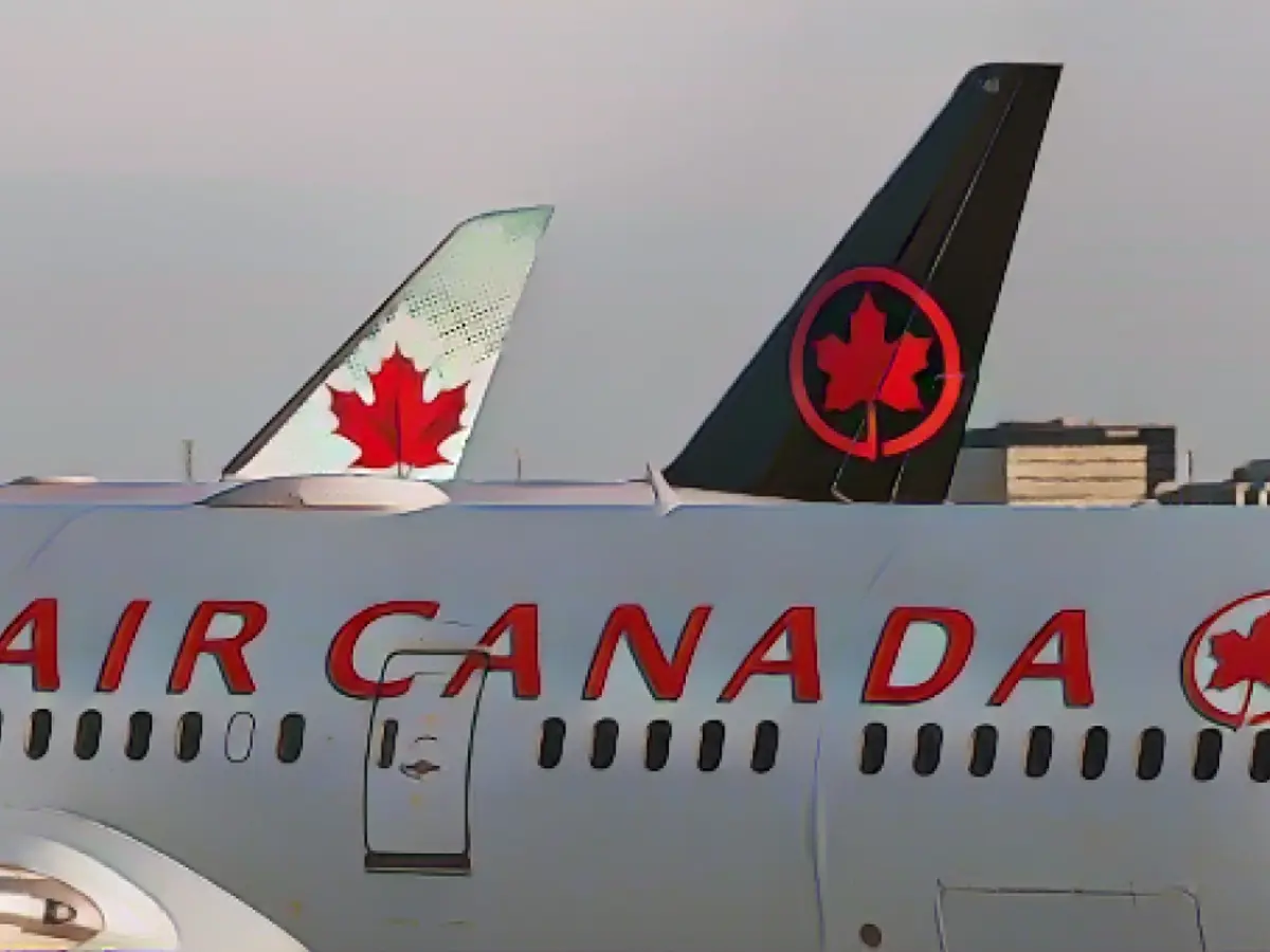 Air Canada si è scusata dopo che i passeggeri sono stati lasciati seduti in un'area di seduta bagnata e sporca.