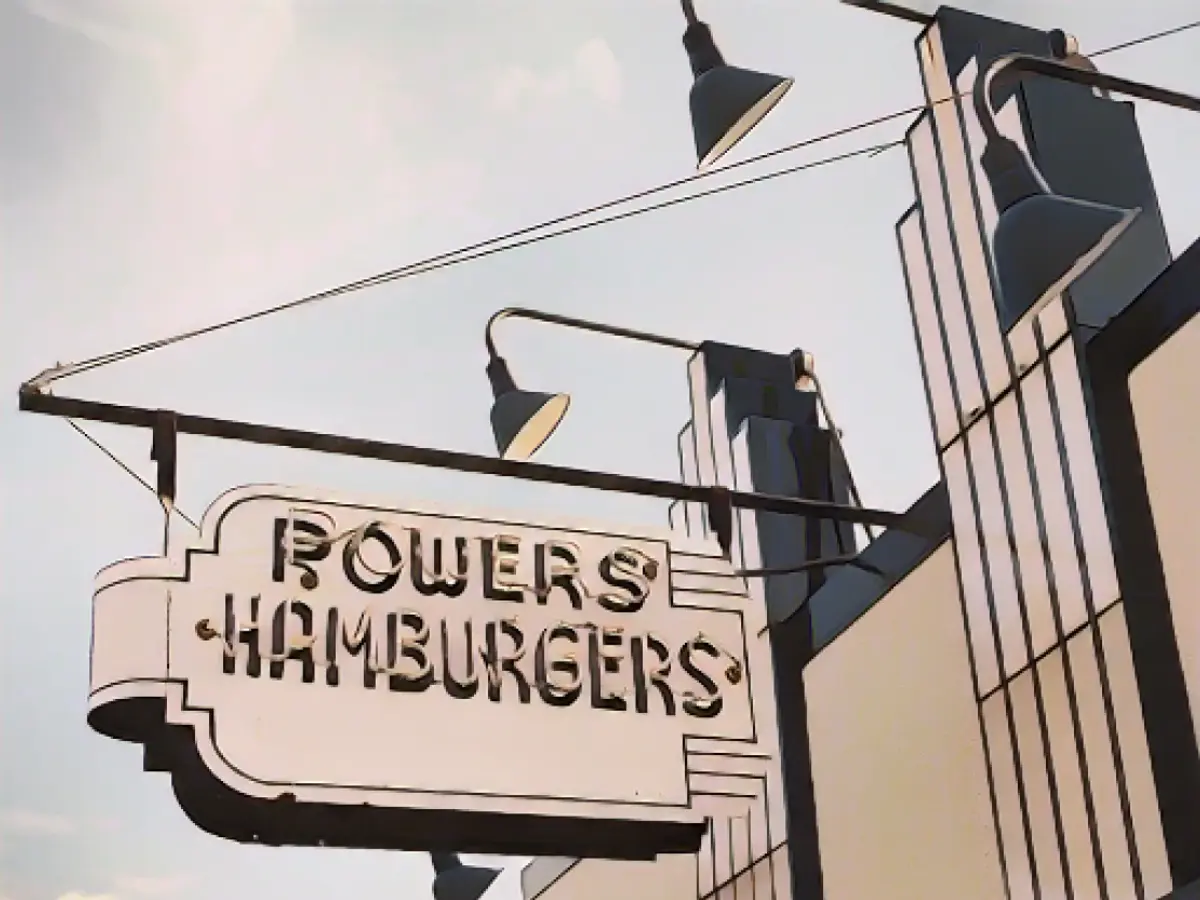 Компания Powers Hamburgers обслуживает клиентов в Форт-Уэйне, штат Индиана, с 1940 года.