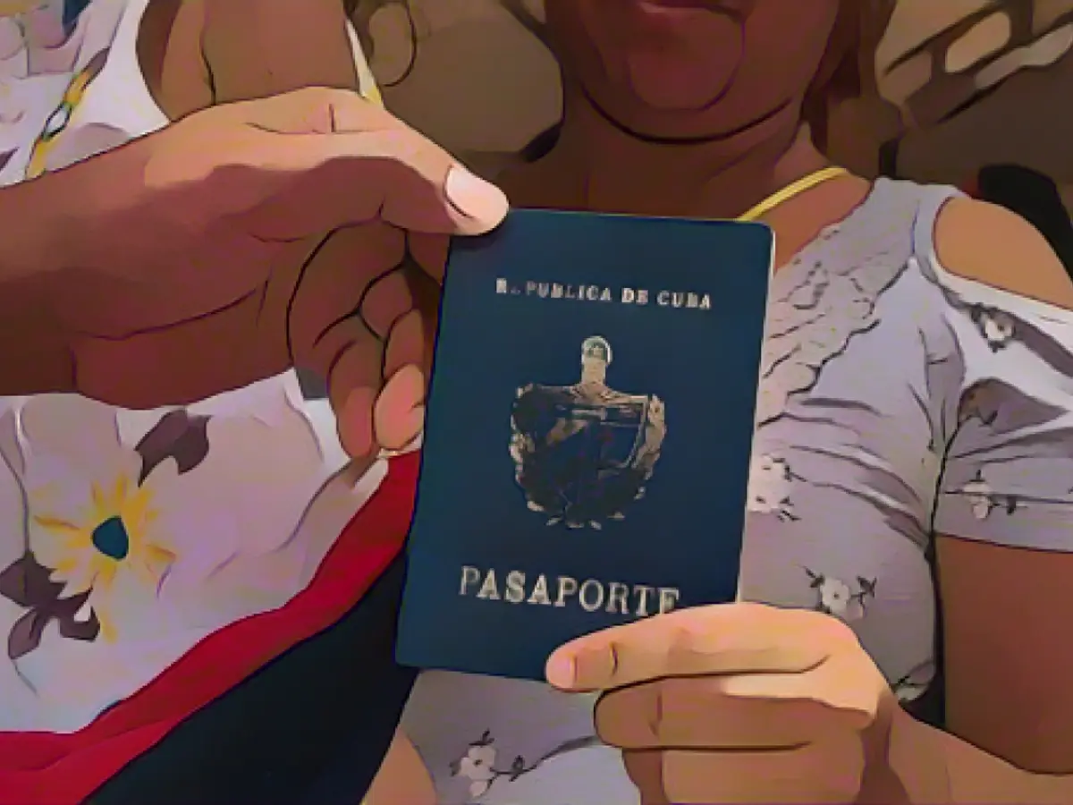 Кубинская мигрантка показывает свой кубинский паспорт в Колумбии.