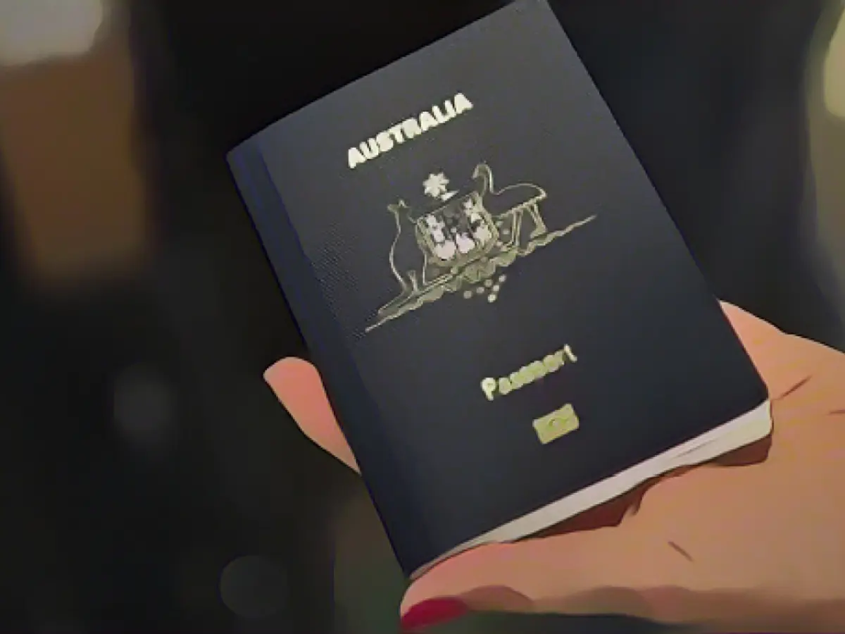 Путешественник предъявляет австралийский паспорт при регистрации на рейс в Сидней из международного аэропорта Лос-Анджелеса.
