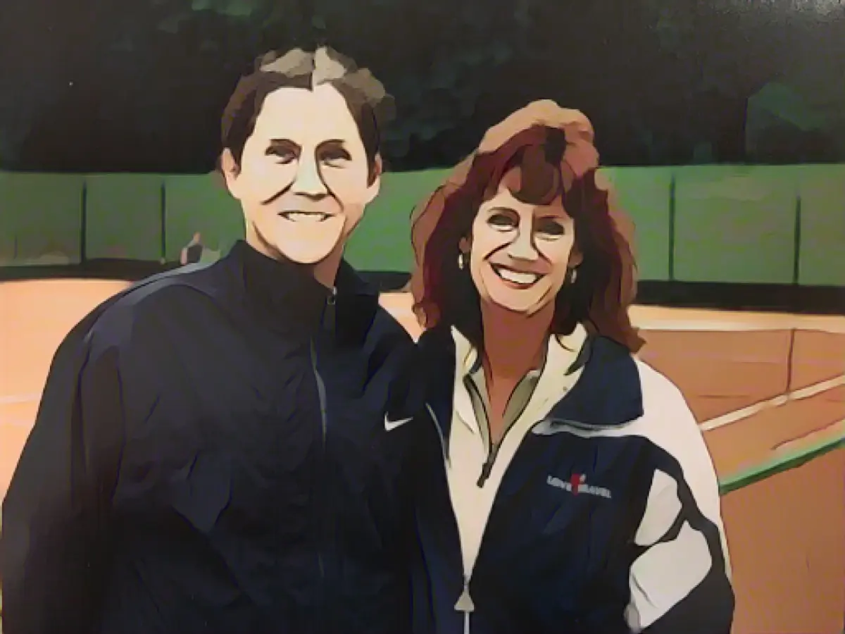 Во время поездки в 1999 году на Открытый чемпионат Франции Трейси Пек (справа) и ее подруги по команде познакомились со звездой тенниса Моникой Селес.