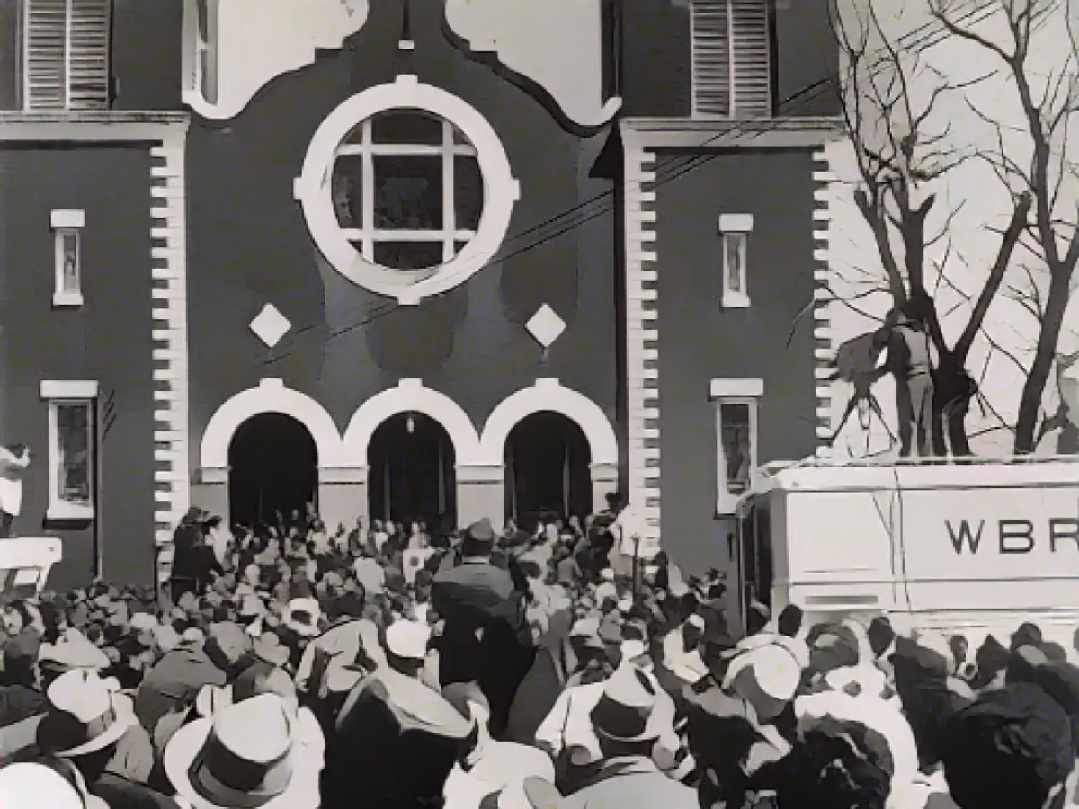 Демонстранты собираются у церкви 26 марта 1965 года.