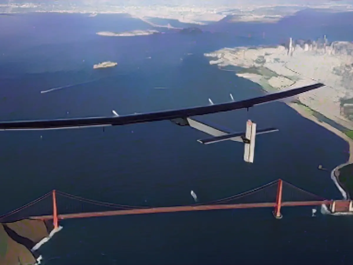 Am 23. April 2016 flog Solar Impulse 2 während seiner Weltumsegelung über die Golden Gate Bridge in San Francisco.