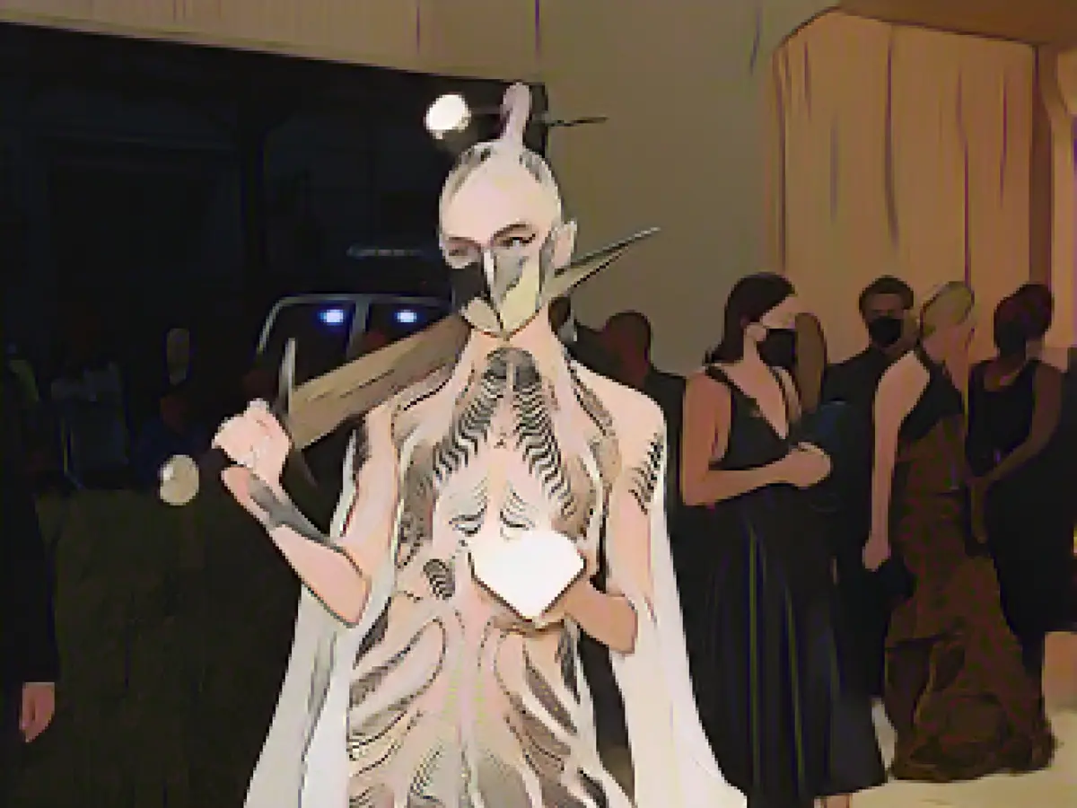 Müzisyen Grimes, 2021 yılında Met Gala'ya yapımı 900 saat süren fütüristik bir Iris van Herpen elbisesiyle katıldı.