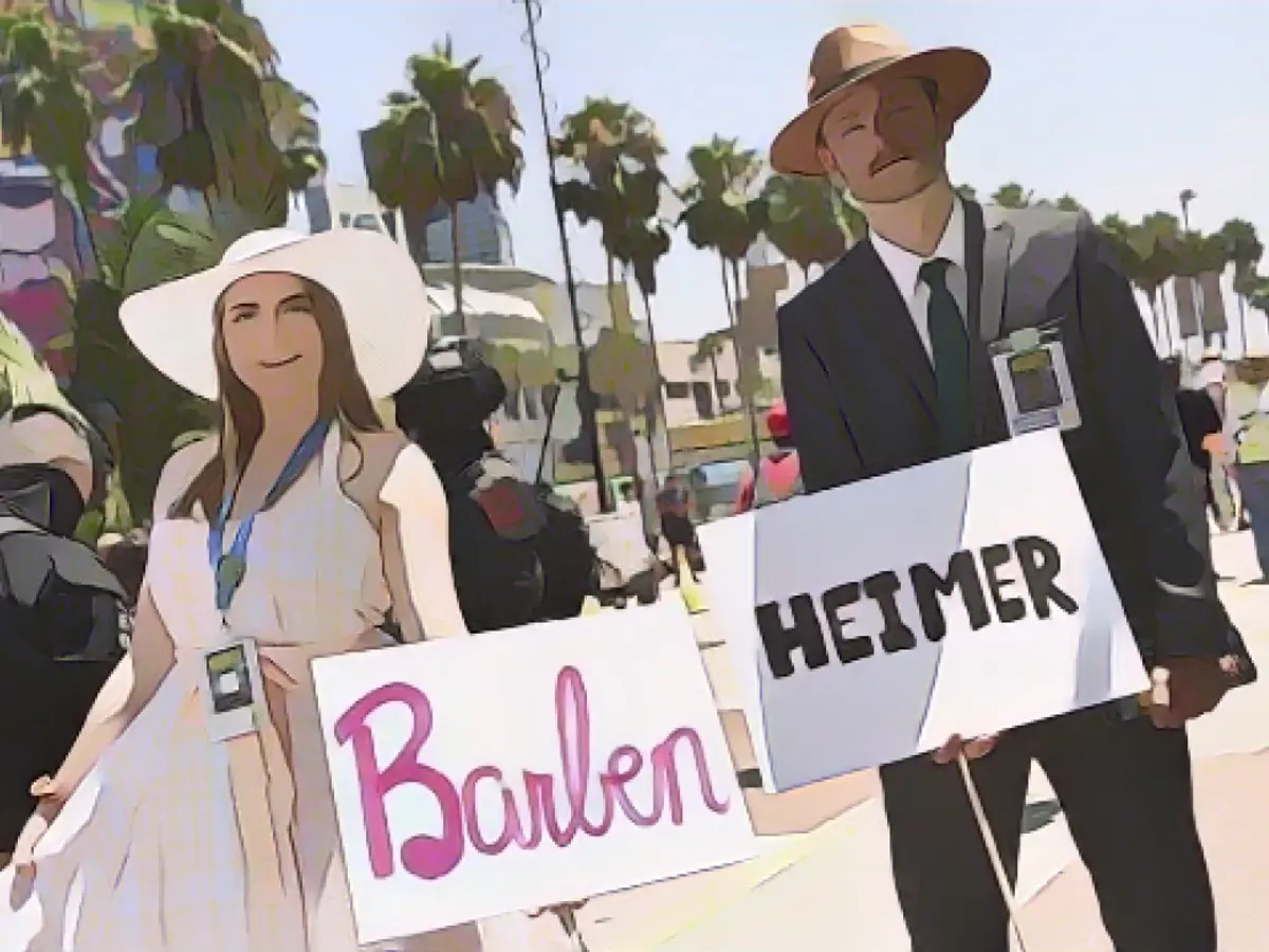 Cosplayer halten während der San Diego Comic-Con am 21. Juli 2023 in San Diego, Kalifornien, ein Schild für Papenheimer vor dem Kongresszentrum.