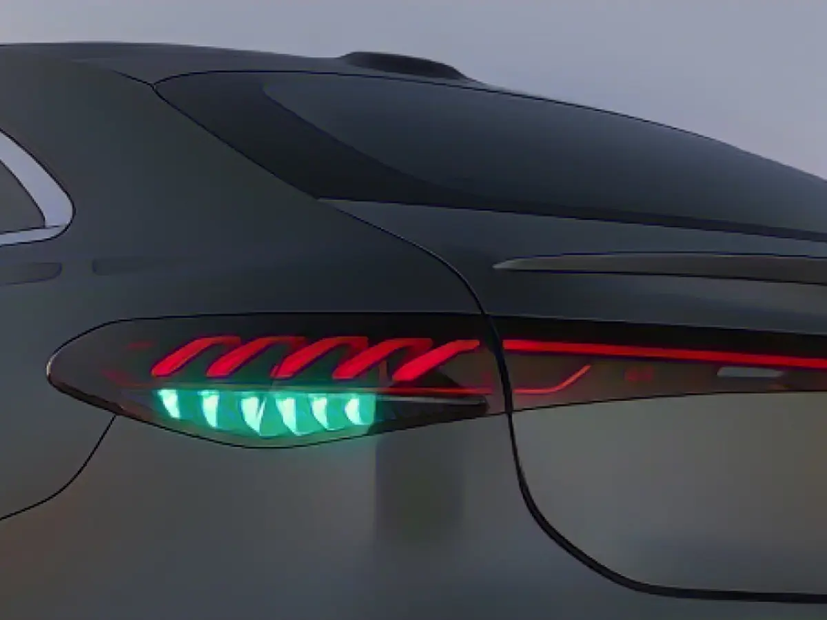Mercedes-Benz разработал специальные маркерные огни Automated Driving бирюзового цвета, которые будут определять, когда включена функция Drive Pilot