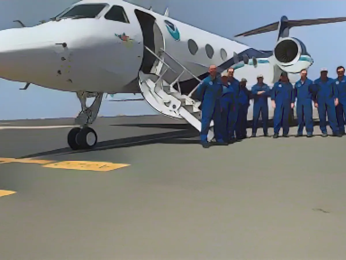 Команда NOAA готовится к посадке на борт самолета 