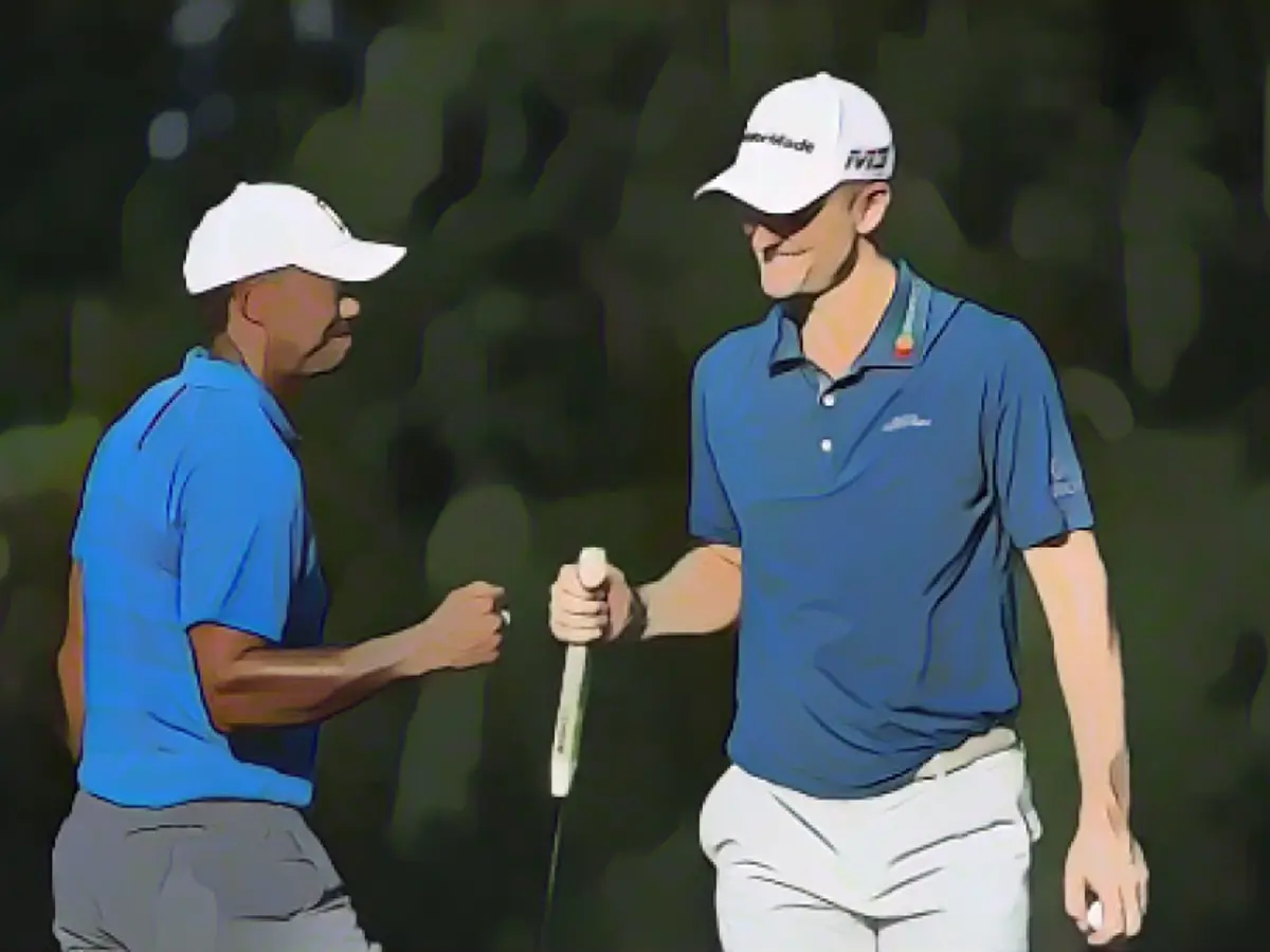 Woods ve Justin Rose 22 Eylül Cumartesi günü üçüncü tur sırasında 16. green'de yumruk tokuşturdu.