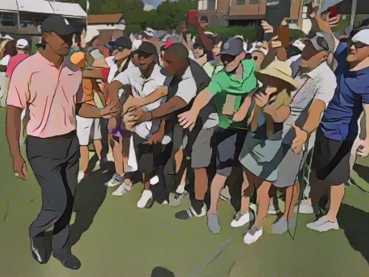 Tiger Woods stößt mit den Fans zusammen, nachdem er am Donnerstag, dem 20. September, das 18. Loch in der ersten Runde verlassen hat.