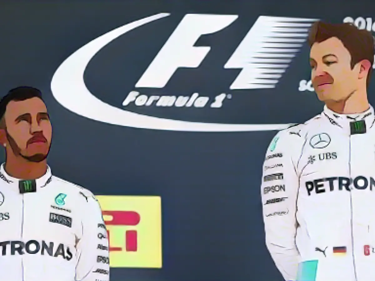 La Mercedes ribadisce che non sta favorendo Nico Rosberg (destra), che ha vinto tutte e quattro le gare di F1 nel 2016, rispetto al compagno di squadra Lewis Hamilton (sinistra).