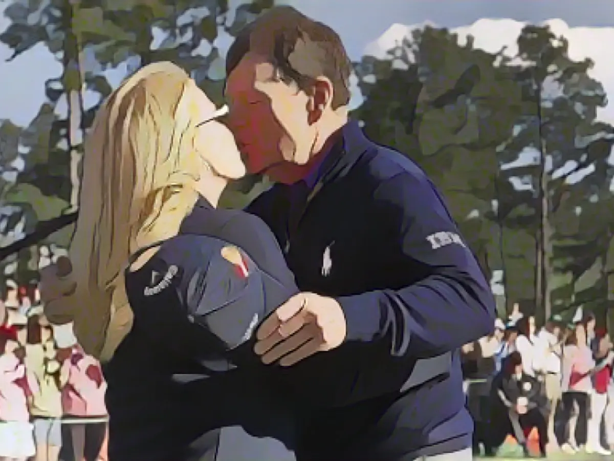 Том Уотсон целует свою жену Хилари после того, как сыграл последний раунд в своей карьере на Masters в пятницу. 66-летний Уотсон заявил, что больше не будет участвовать в ежегодном турнире, который он выиграл в 1977 и 1981 годах.