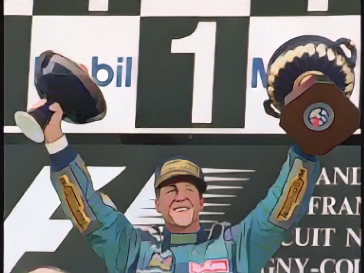 Schumacher segura o troféu da vitória, à esquerda, e o troféu do Presidente da República Francesa depois de vencer o Grande Prémio de França de Fórmula 1 em Magny Cours, França, em 1995.