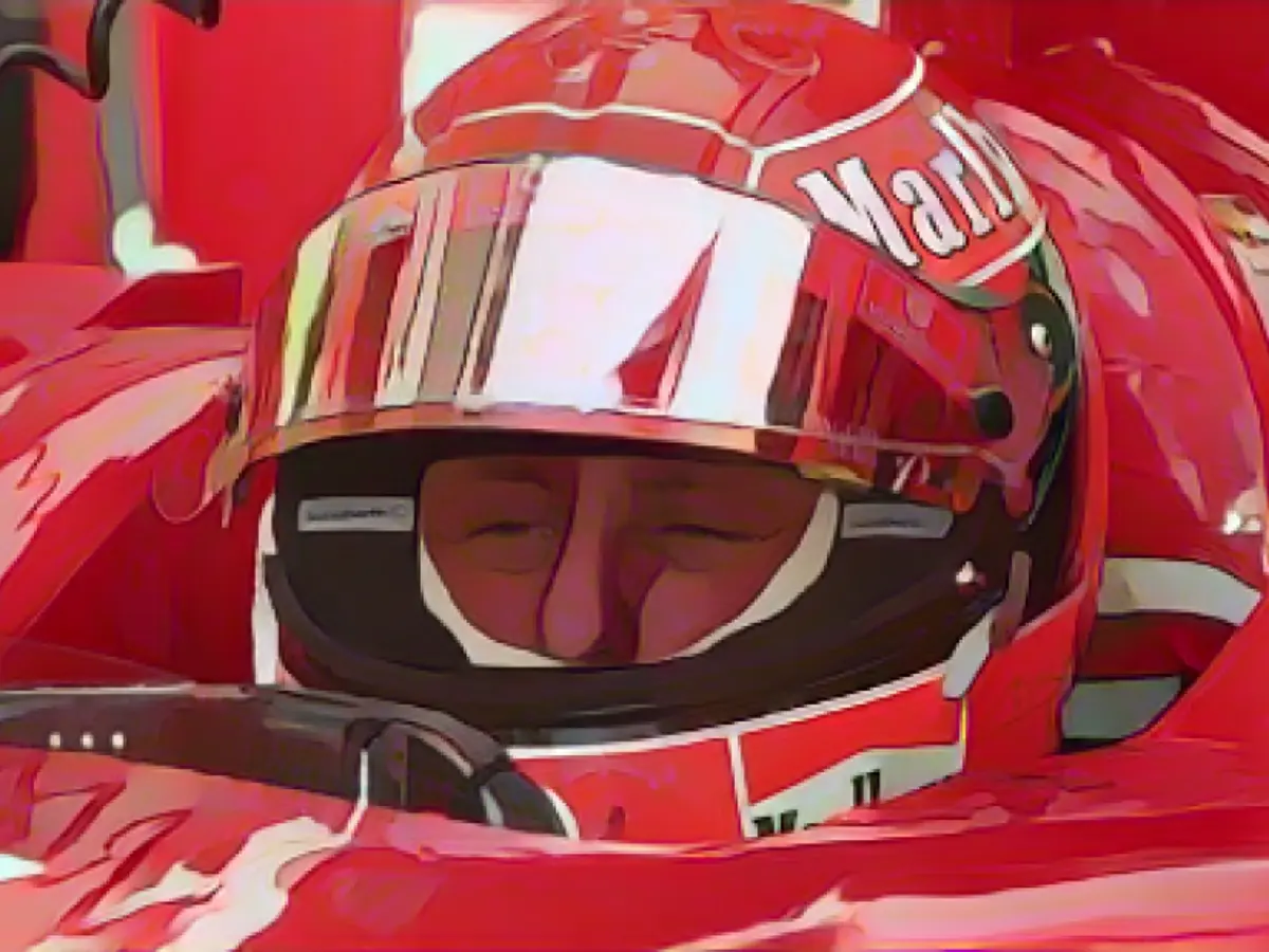 Schumacher sentado en su coche antes de la salida en el Gran Premio inaugural de China en 2004 en Shanghai.