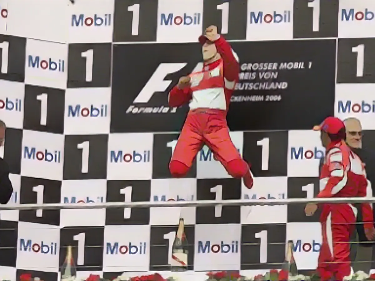 Schumacher celebra a sua vitória no Grande Prémio da Alemanha de Fórmula 1 em 2006, em Hockenheim, Alemanha.