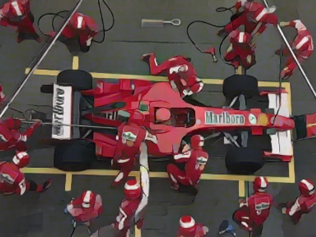 Пит-команда Шумахера работает над его машиной во время Гран-при Китая Формулы-1 в Шанхае в 2006 году.