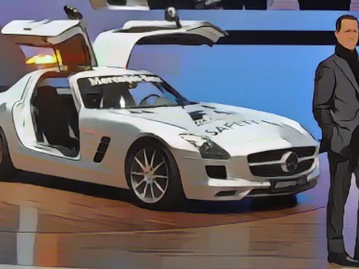 Шумахер представляет новый Mercedes SLS AMG, который также является автомобилем безопасности Формулы-1 2010 года, в Женеве в 2010 году.