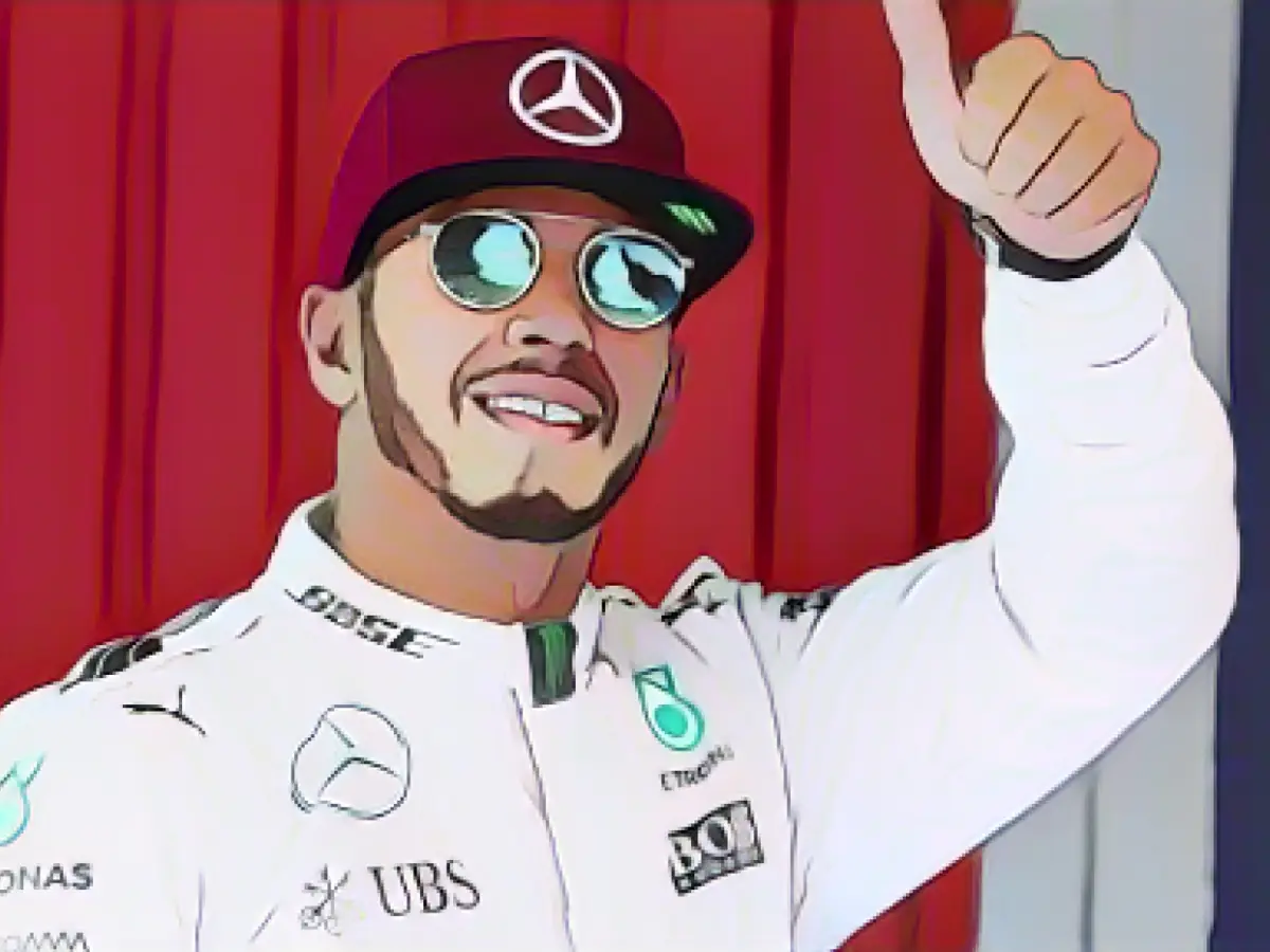 Un pollice in su da parte di Lewis Hamilton dopo aver conquistato la pole position per il Gran Premio di Spagna a Barcellona.