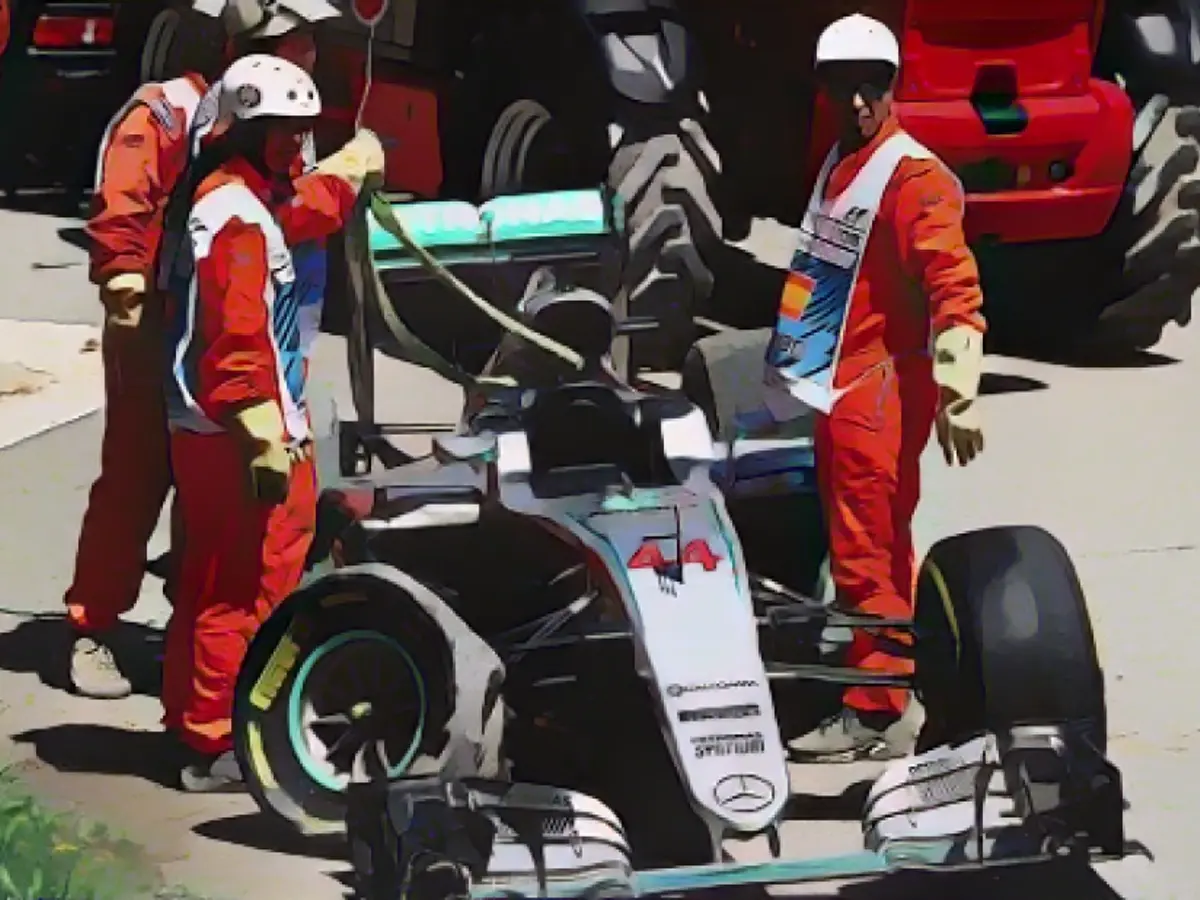 Los restos destrozados del coche de Lewis Hamilton tras su choque en la primera vuelta con su compañero de Mercedes Nico Rosberg.