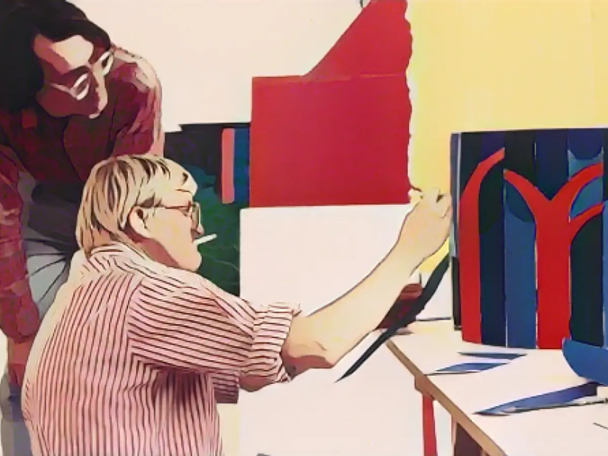 Британский художник Дэвид Хокни работает над моделью своего аттракциона 