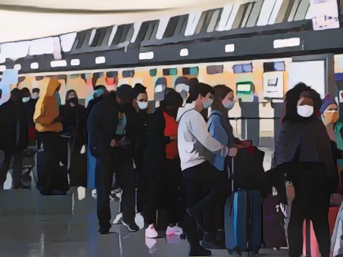 Пассажиры стоят в очереди на регистрацию на свои рейсы в международном аэропорту Даллеса в Даллесе, штат Вирджиния, 27 декабря 2021 года.