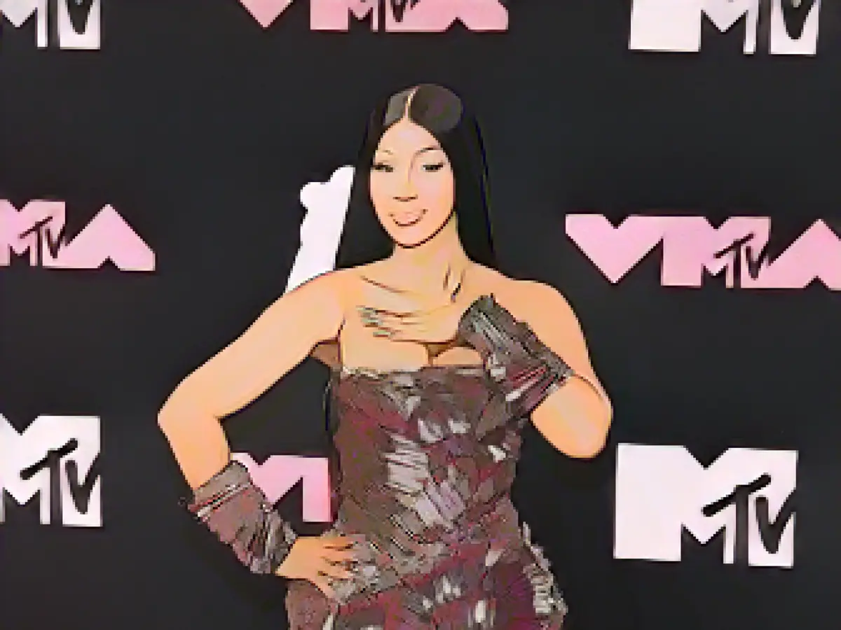 Карди Би надела платье с заколкой от Финдикоглу на церемонию MTV VMA в 2023 году.