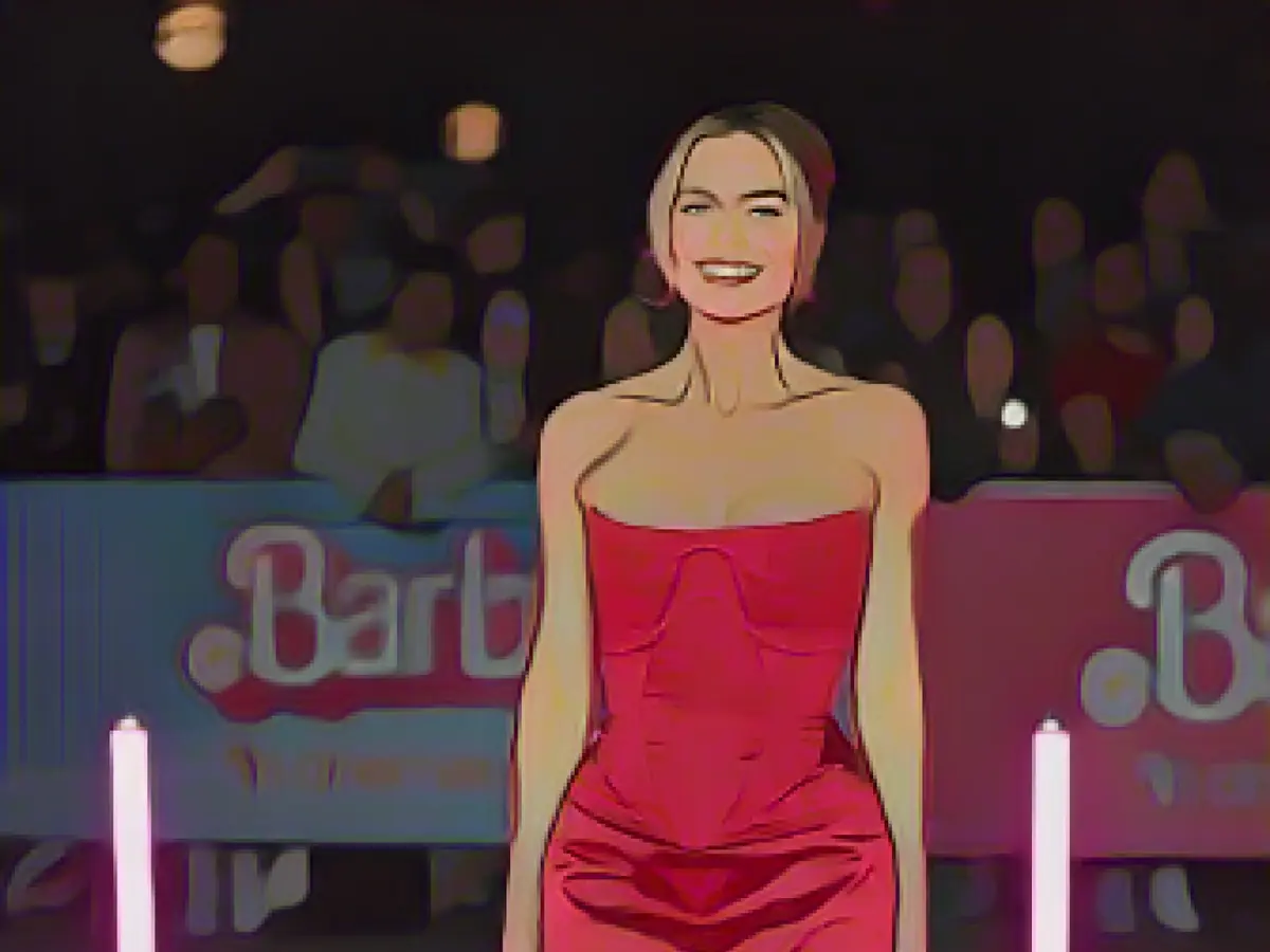 Rochia mini cu corset purtată de Margot Robbie pe covorul roșu londonez al filmului 