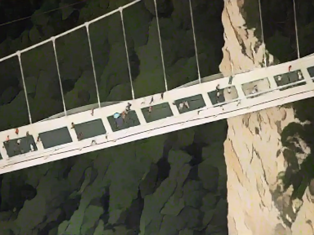 Строители моста утверждают, что его панели из закаленного стекла могут выдержать сотни людей одновременно - до 8000 посетителей в день. Они устраивают демонстрации безопасности, приглашая людей попробовать разбить стекло.