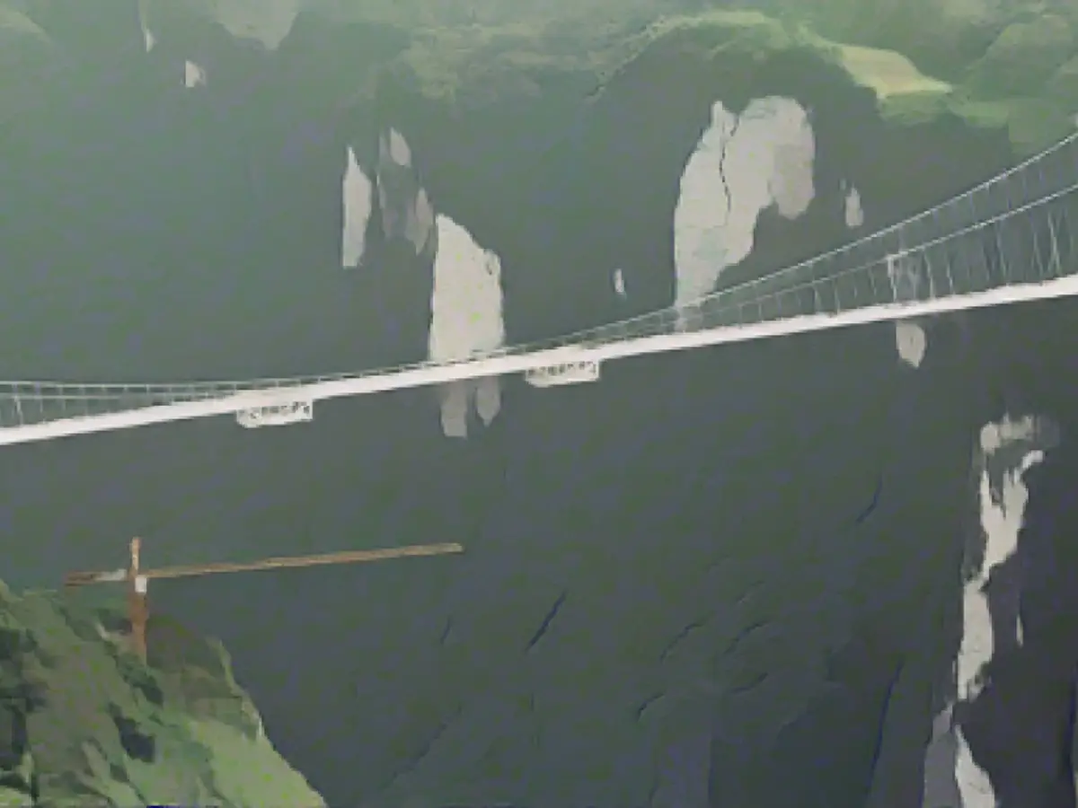 Мост перекинут через две скалы в парке Чжанцзяцзе, который, как говорят, послужил вдохновением для пейзажа в фантастическом фильме 