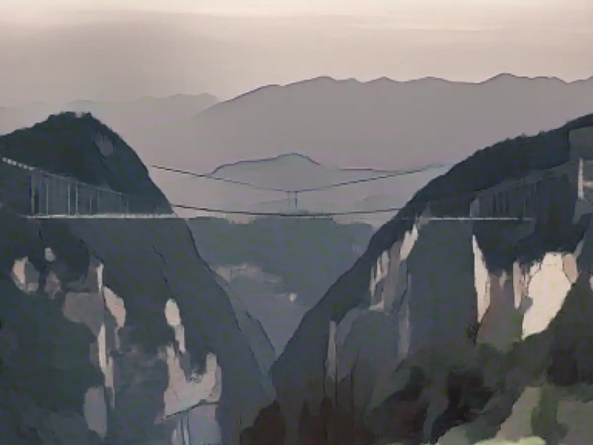 Мост со стеклянным дном протянулся через два холма и находится на высоте 300 метров над землей.