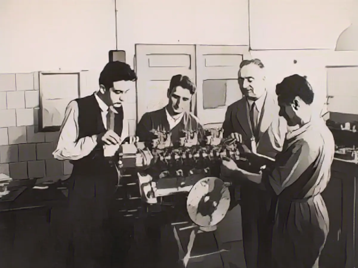 Beaucoup de choses ont changé à l'usine de Maranello depuis ce jour de 1947, mais les portes emblématiques de l'usine sont restées les mêmes.