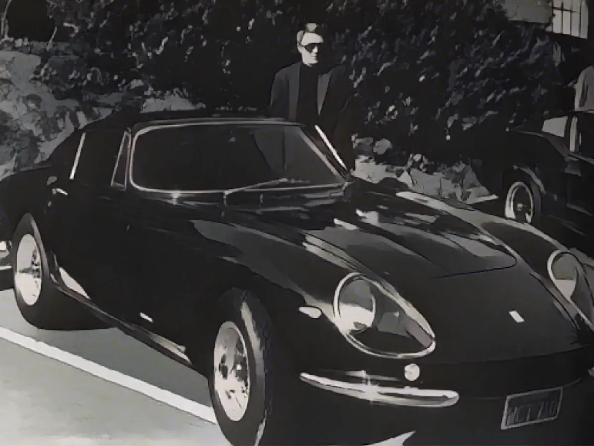 Gracias a una serie de propietarios famosos, la marca Ferrari también se estaba forjando rápidamente una reputación de elegancia y estilo. Aquí, Steve McQueen se muestra orgulloso junto a su Ferrari 275 GTB 4 de Scaglietti.