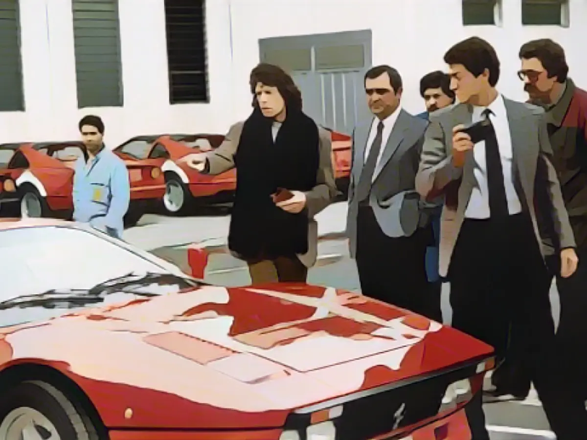 El líder de los Rolling Stones, Mick Jagger, fotografiado recogiendo su Ferrari GTO en la fábrica, fue otro de los que contribuyeron al magnetismo de la marca.