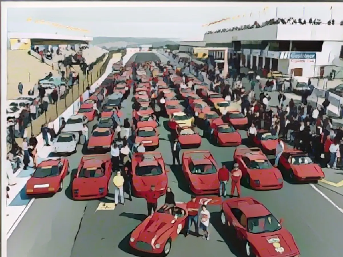 À l'aube du nouveau millénaire, ce qui avait commencé avec Enzo Ferrari pour permettre à des gentlemen de faire courir leurs voitures est devenu un phénomène mondial. Ici, des passionnés de course automobile se réunissent sur le circuit de Kyalami, en Afrique du Sud, pour célébrer le 50e anniversaire de Ferrari.