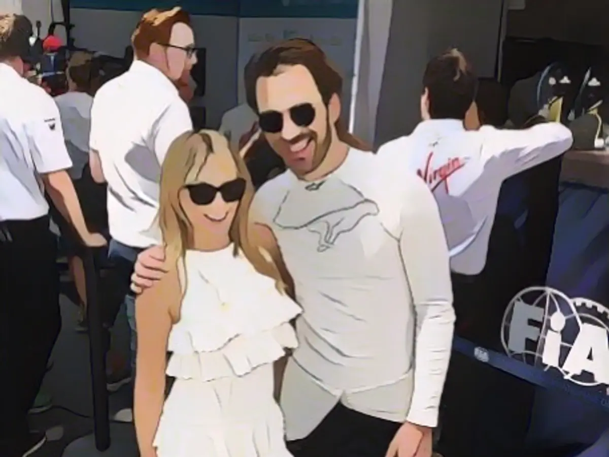 La cantante pop Kylie Minogue compartió un momento con el francés Jean-Eric Verge -que corre para el equipo chino Techeetah- antes de su victoria en la cuarta ronda en Santiago de Chile el 3 de febrero de 2018.