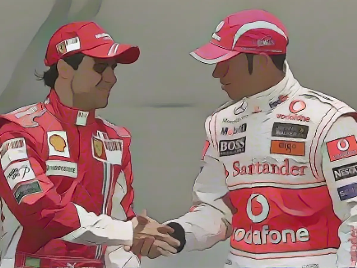 C'est avec Ferarri qu'il a connu sa période la plus fructueuse, avec 11 victoires et 36 podiums. En 2008, un seul point a séparé Massa du titre de champion, alors qu'il a poussé Lewis Hamilton (à droite) de McLaren jusqu'au bout.