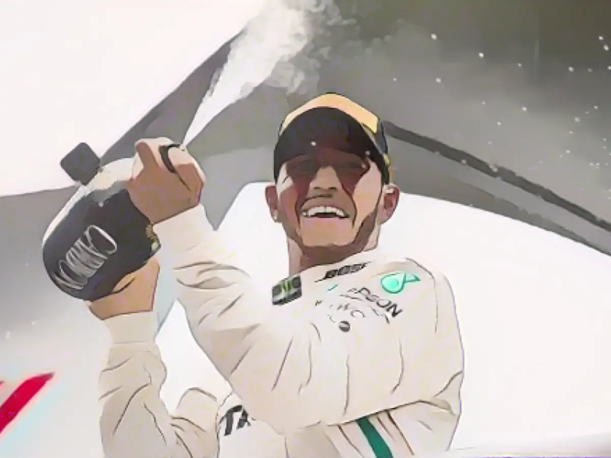 Lewis Hamilton celebra su décima victoria de la temporada al llevarse el GP de Brasil por delante de Max Verstappen y Kimi Raikkonen.