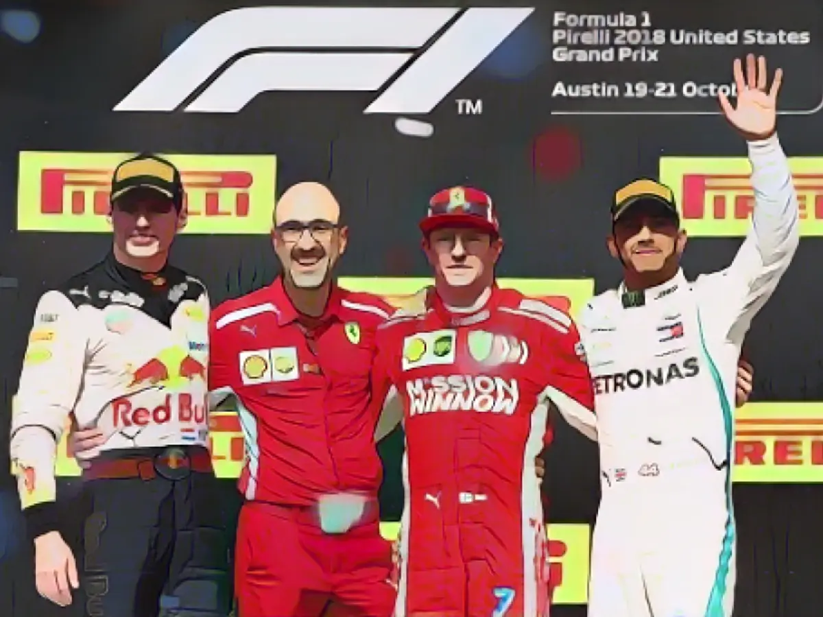 El ganador de la carrera, Kimi Raikkonen, flanqueado por el segundo clasificado, Max Verstappen (extrema izquierda), y Lewis Hamilton, que terminó tercero tras un emocionante Gran Premio de Estados Unidos. Hamilton aumentó su ventaja en el título a 70 puntos sobre Sebastian Vettel antes de las tres últimas rondas del campeonato.