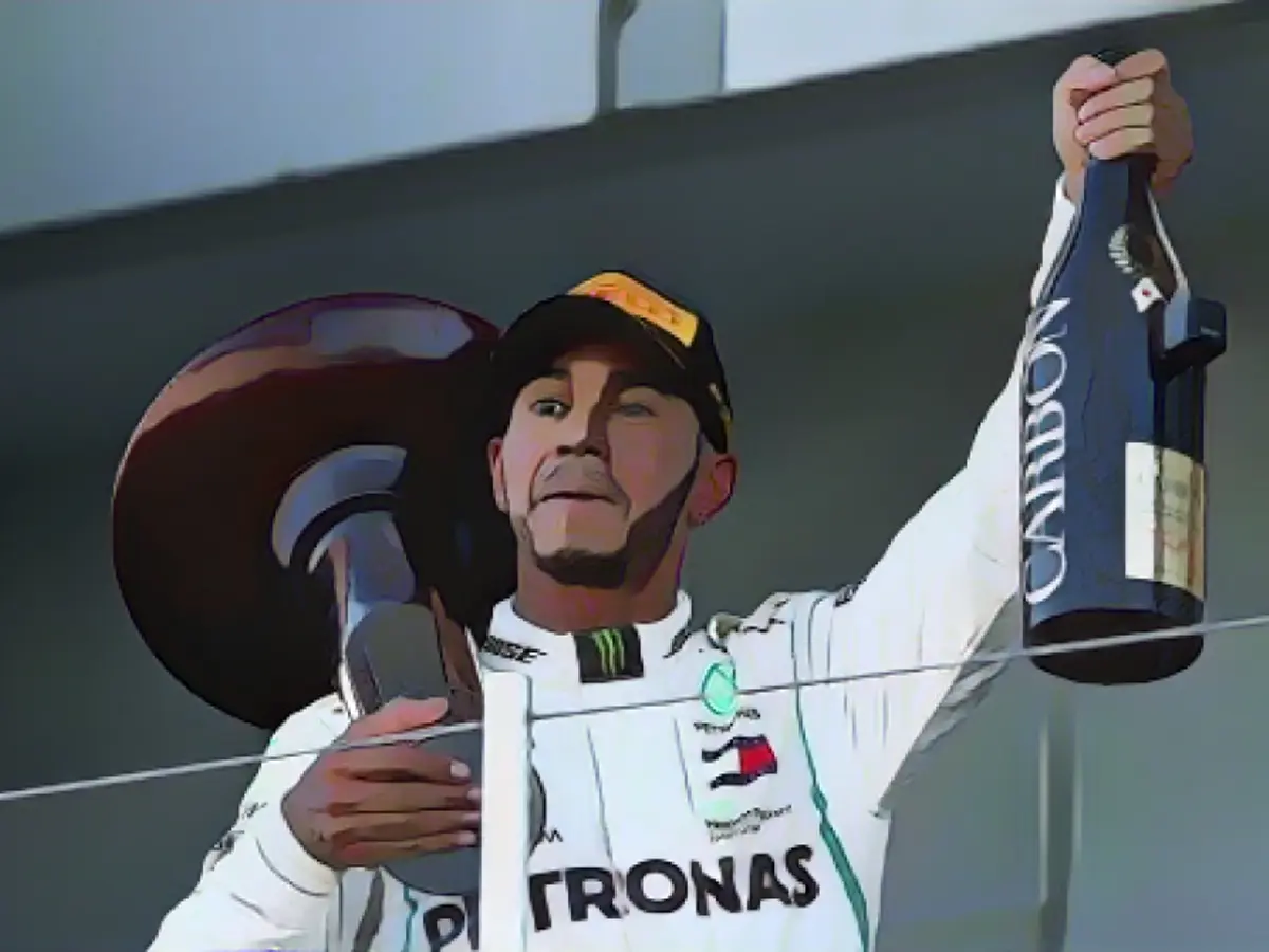 Învingătorul cursei, Lewis Hamilton a avut multe de sărbătorit după ce a obținut victoria în Marele Premiu al Japoniei de la Suzuka și conduce campionatul mondial cu 67 de puncte, cu patru etape rămase de disputat.